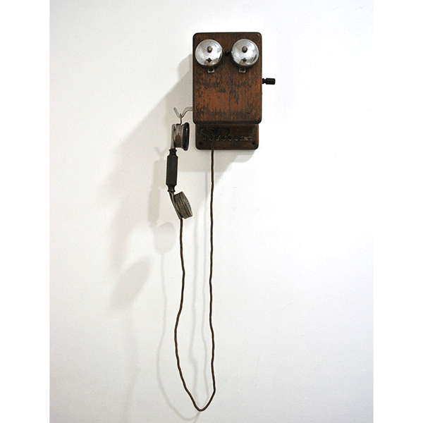 Teléfono antiguo de pared madera