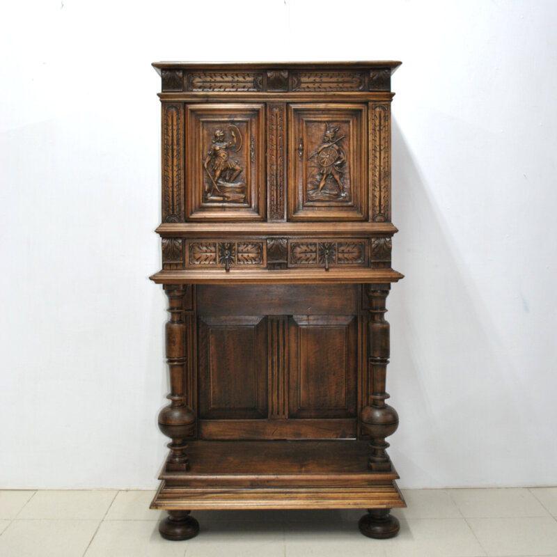 Mueble auxiliar o aparador tallado