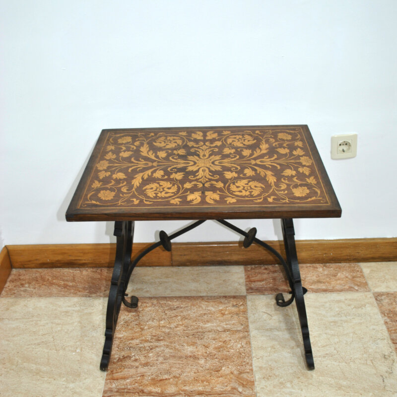 Mesita renacentista marquetería flores