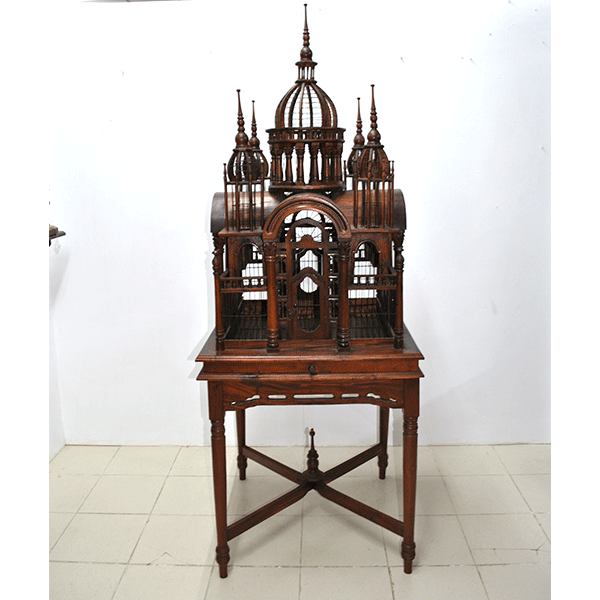 Jaula antigua de madera tallada