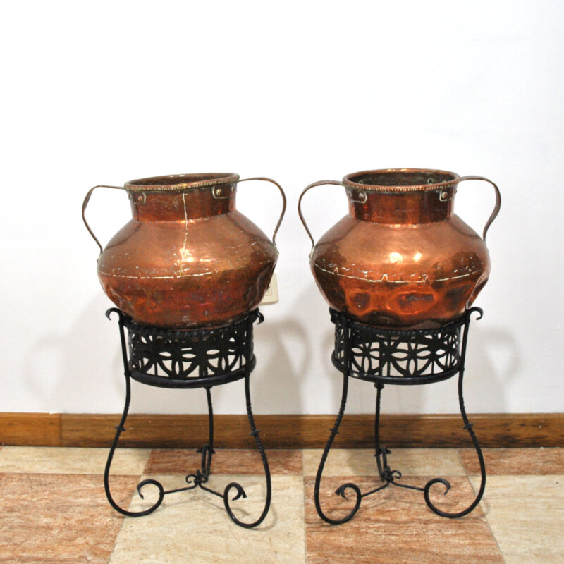 Pareja de jarrones o cántaros de cobre