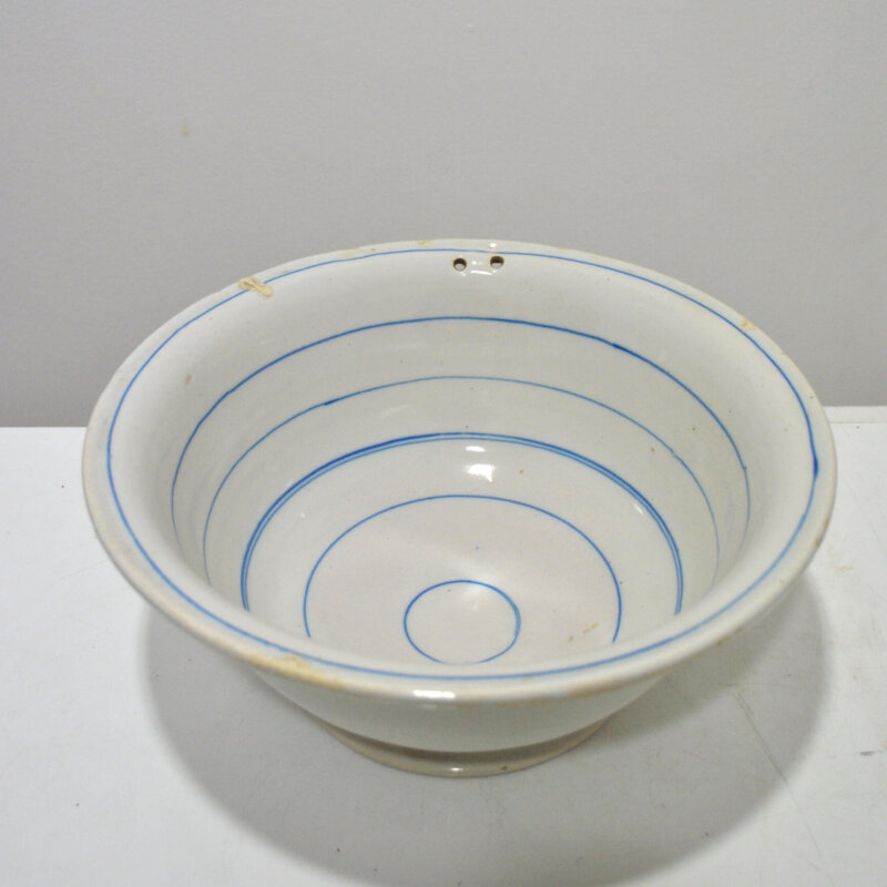 Cuenco antiguo cerámica con líneas azules