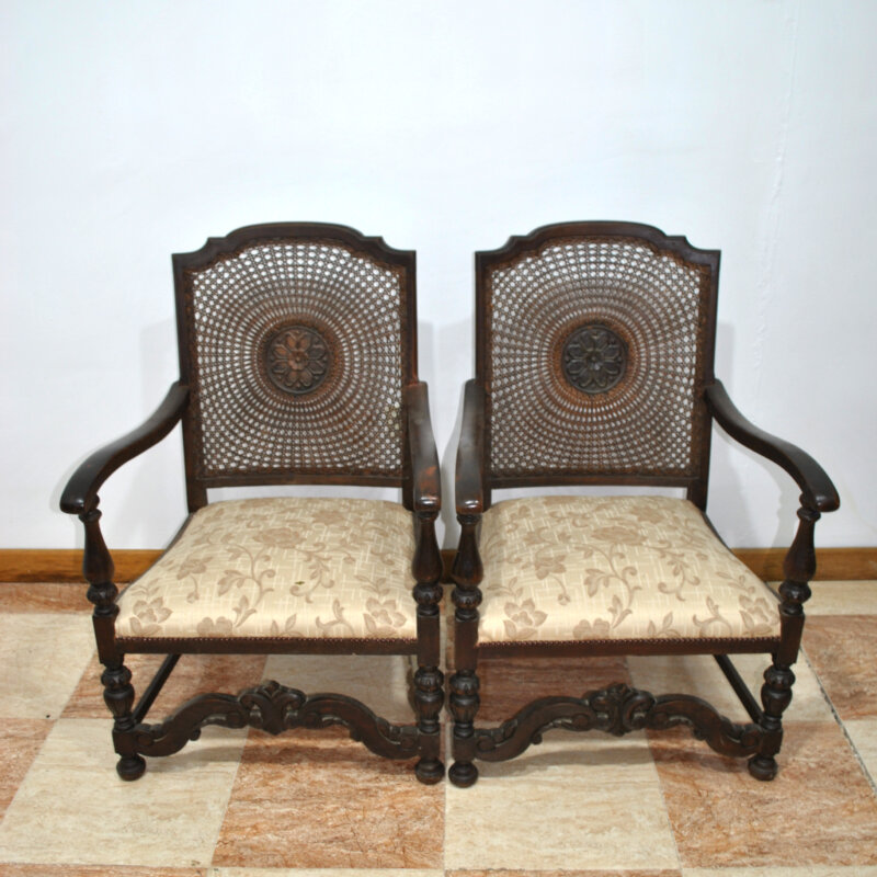 Sillones antiguos respaldos rejilla