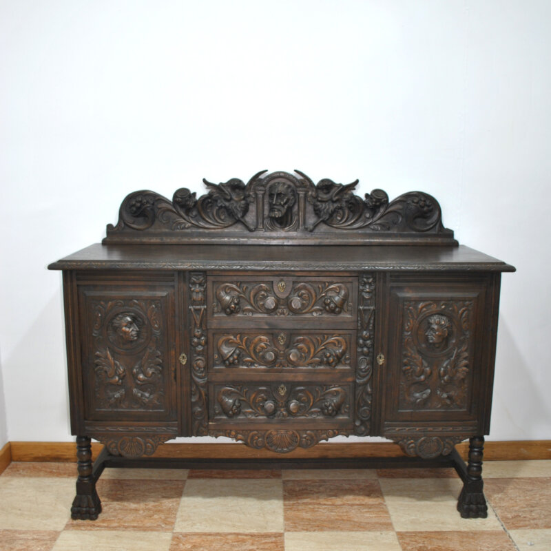 Aparador tallado estilo Renacimiento