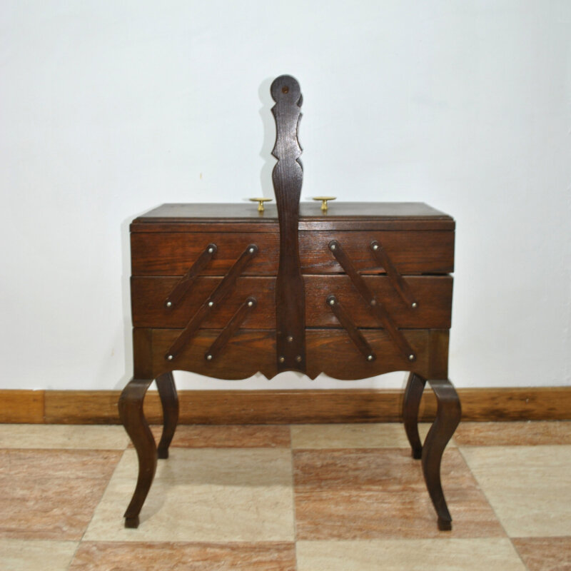 Costurero antiguo de pie