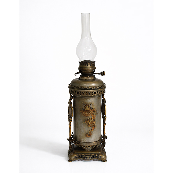 Quinqué de petróleo dragón oriental