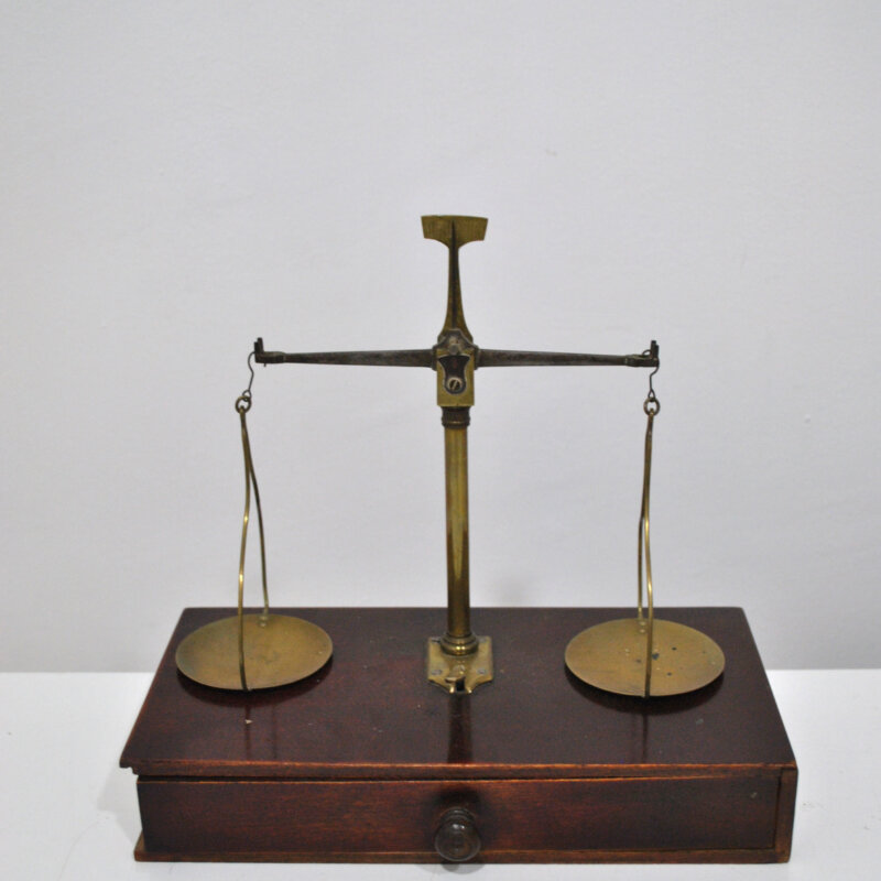 Balanza antigua de precisión