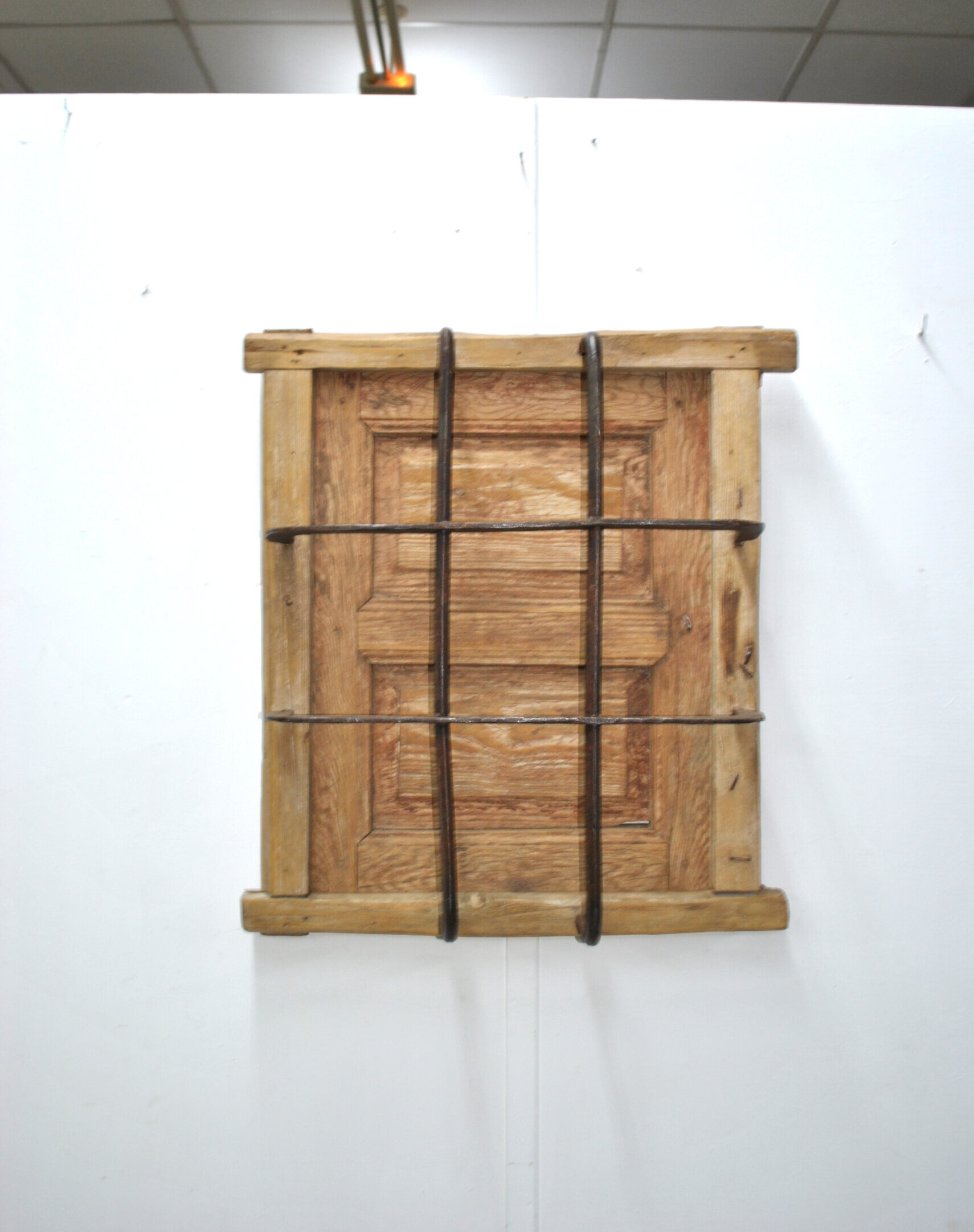 Ventana antigua madera y reja hierro