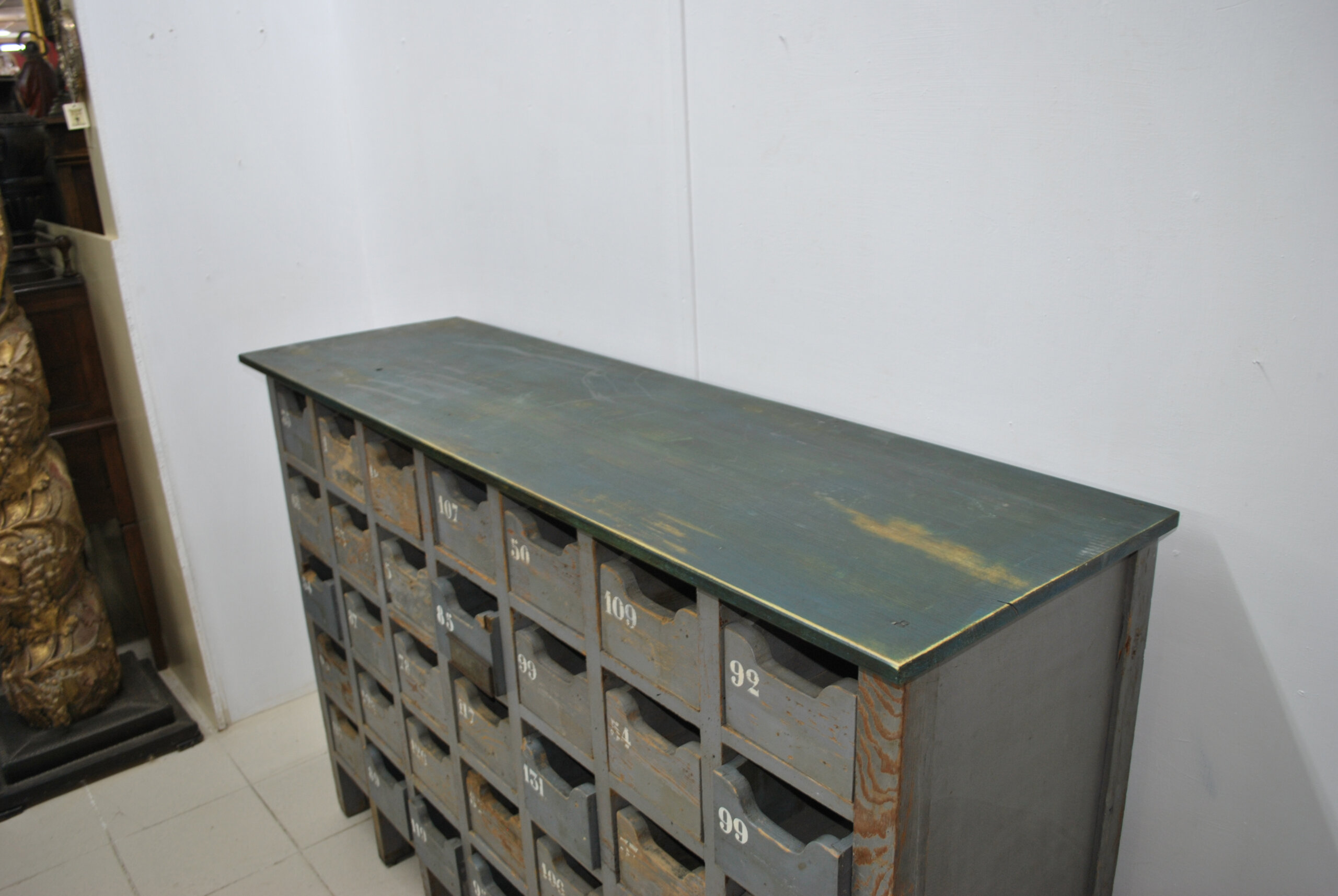 Mueble industrial antiguo con cajones - Imagen 3
