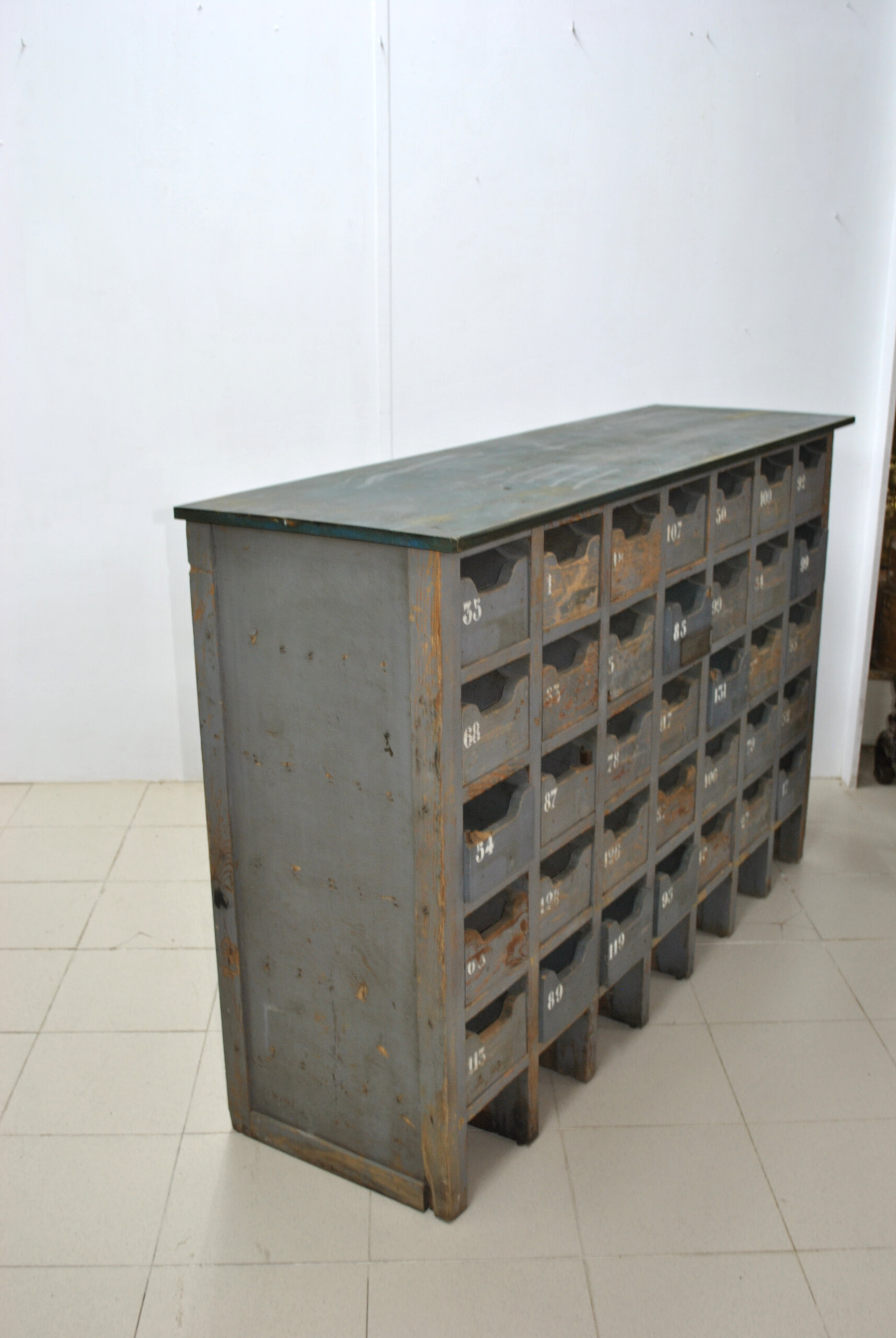 Mueble industrial antiguo con cajones - Imagen 5