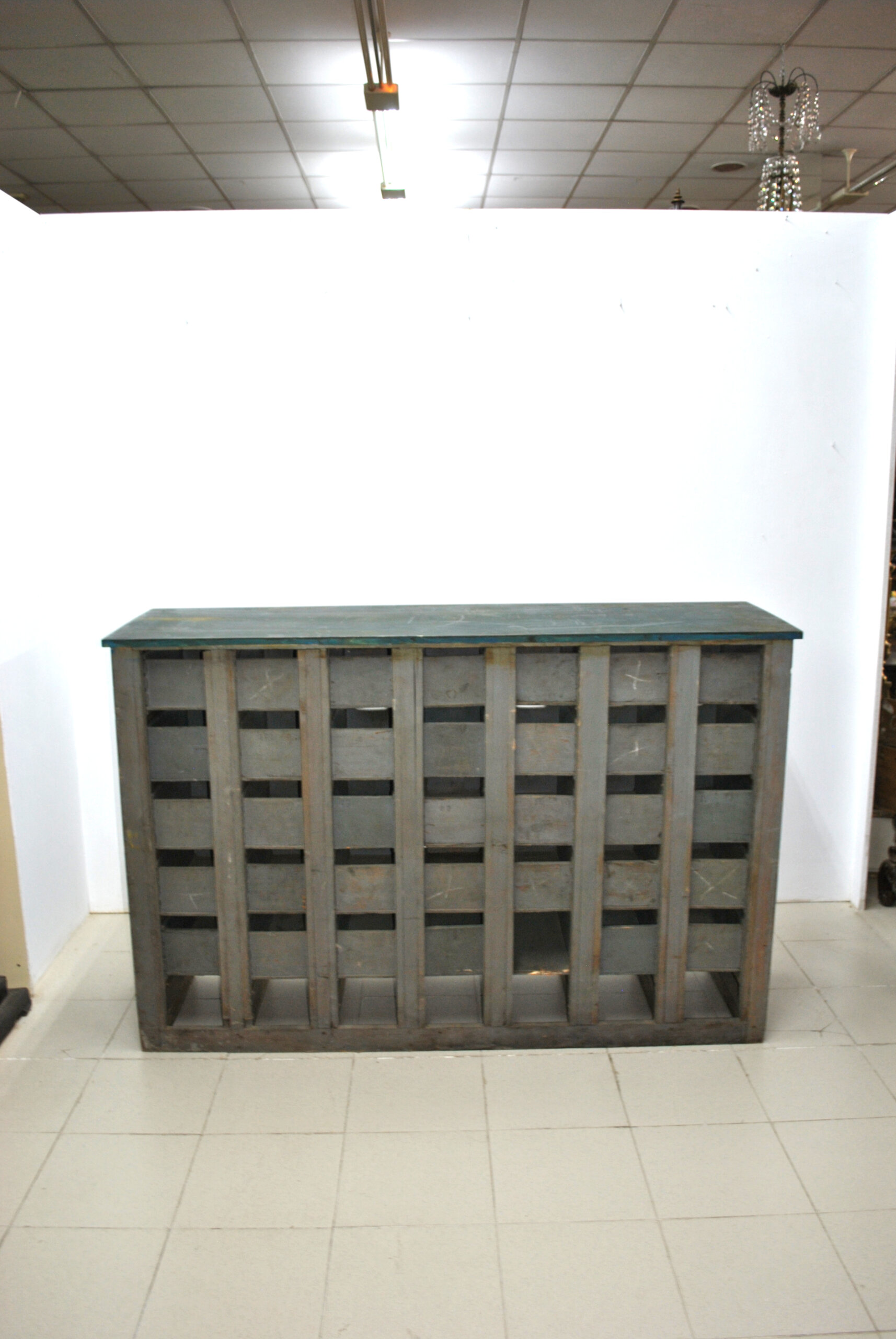 Mueble industrial antiguo con cajones - Imagen 7