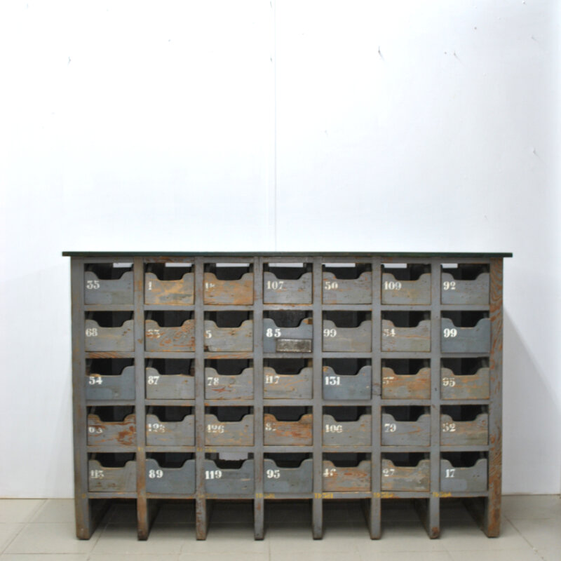 Mueble industrial antiguo con cajones