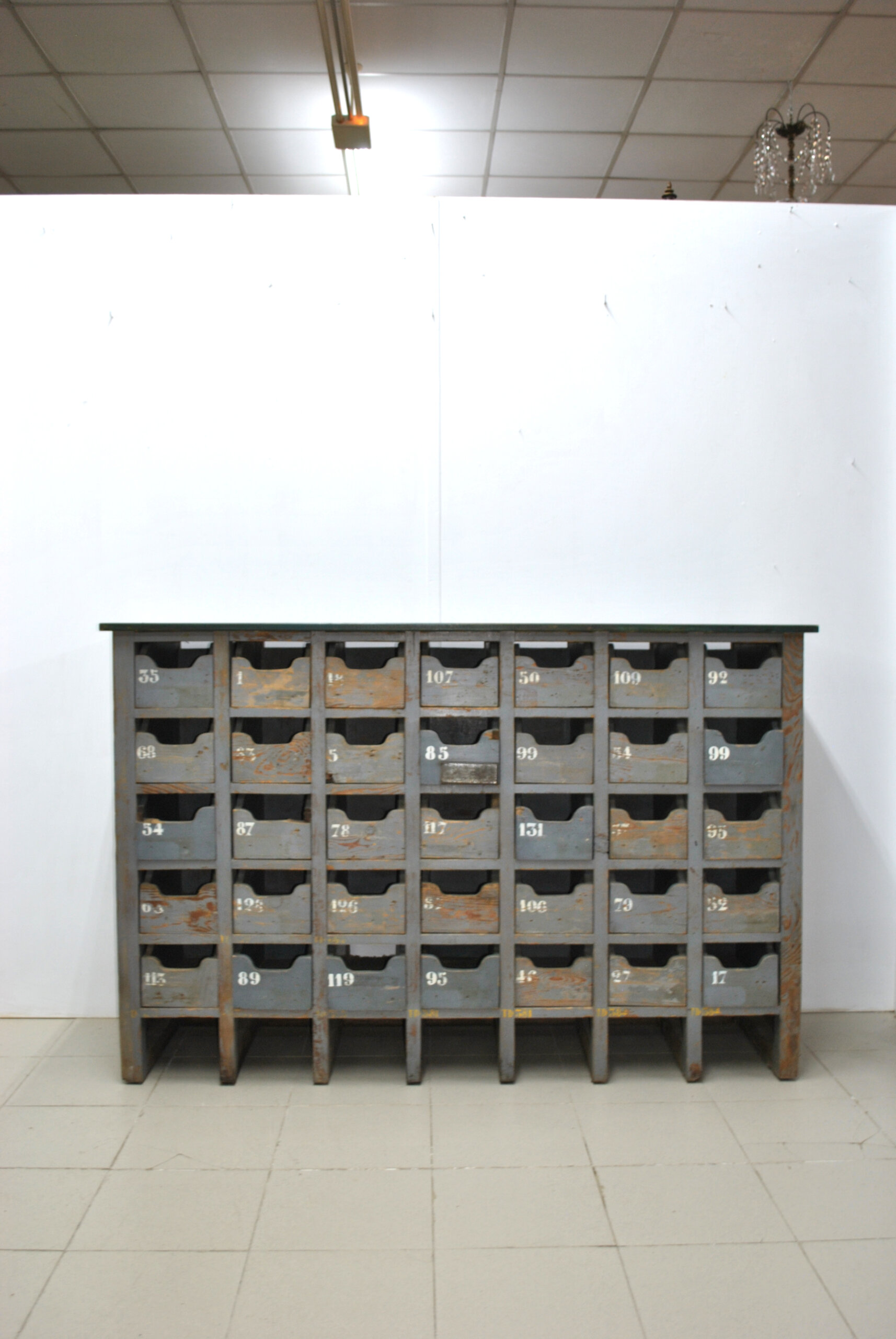 Mueble industrial antiguo con cajones