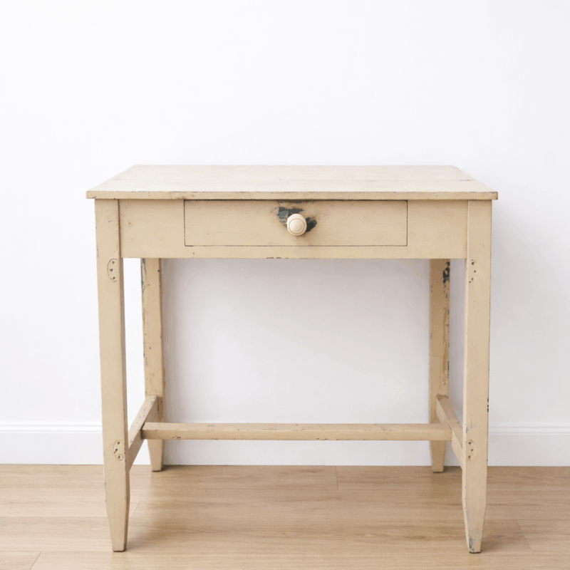 Mesa rústica pintada color crema