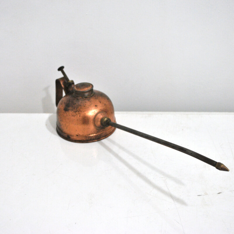 Aceitera antigua cobre pico largo