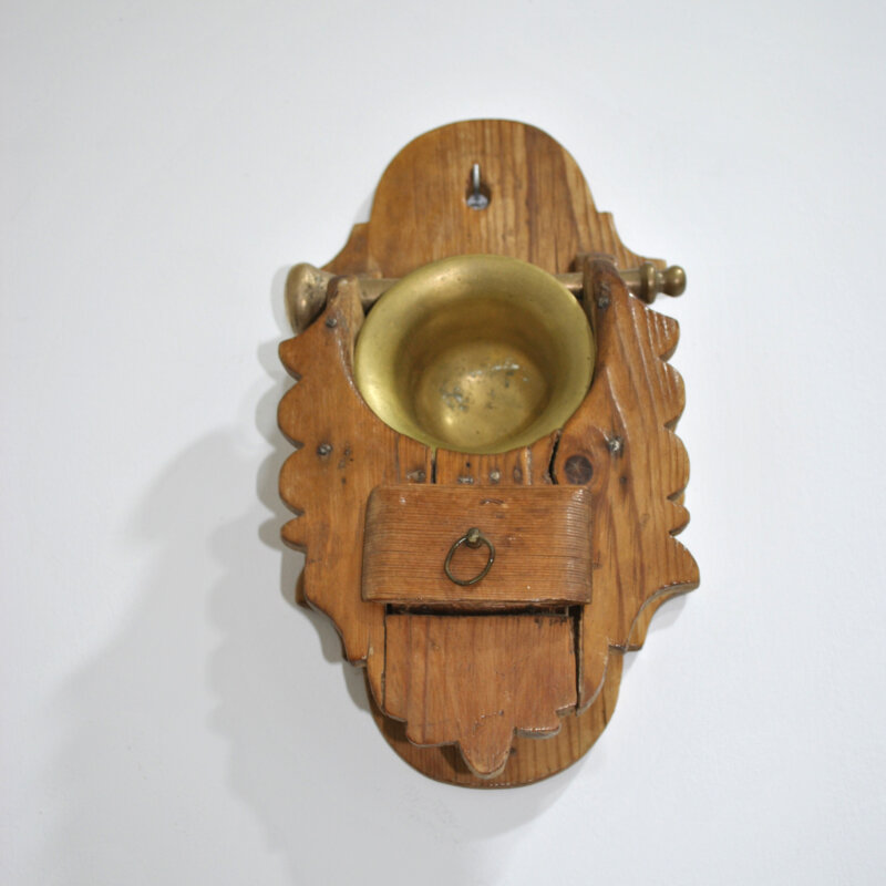 Mortero antiguo con soporte pared