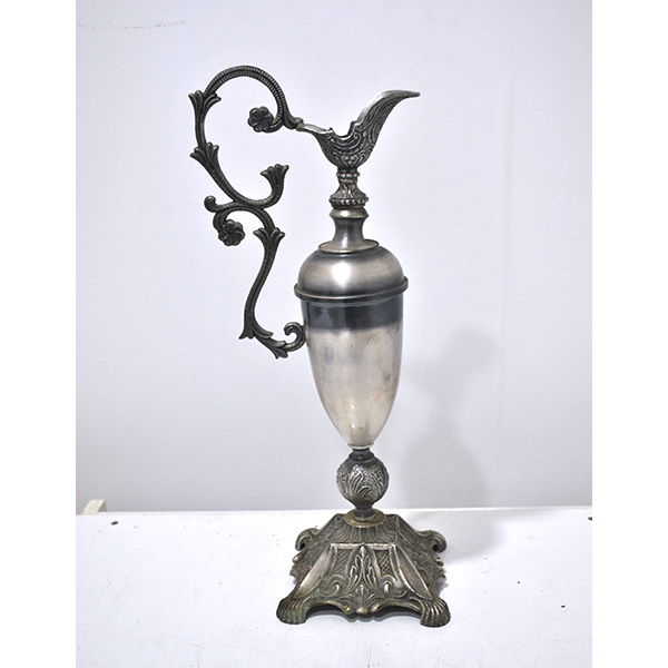 Jarra antigua de metal plateado