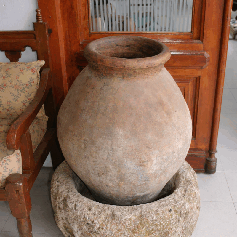 Tinaja antigua de barro