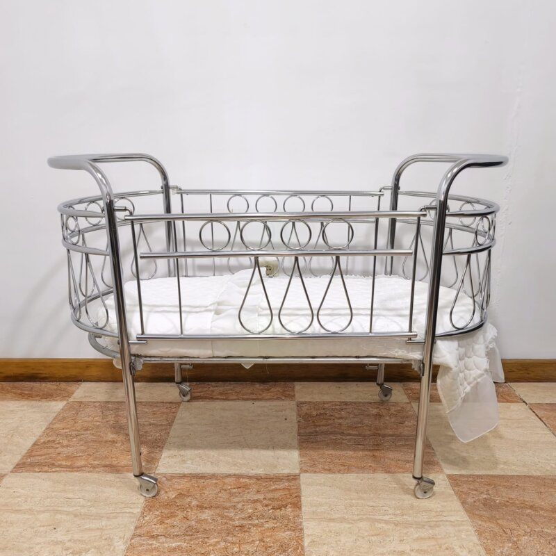 Cuna de bebé vintage de metal