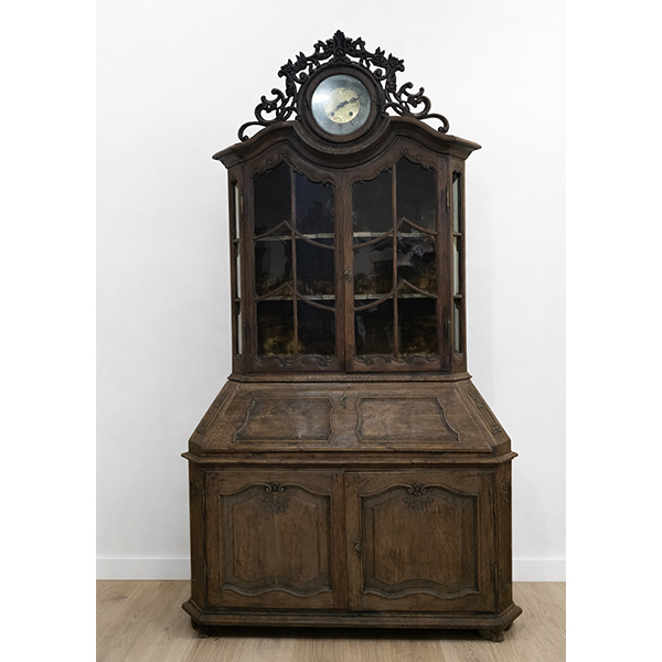 Alacena vitrina antigua con reloj