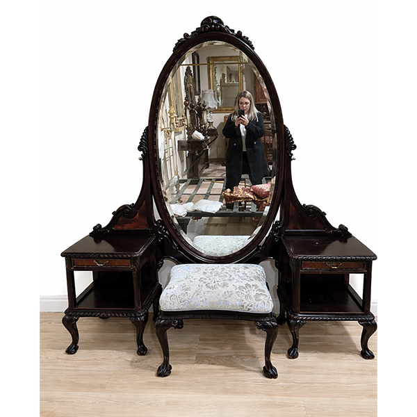 Tocador antiguo con espejo