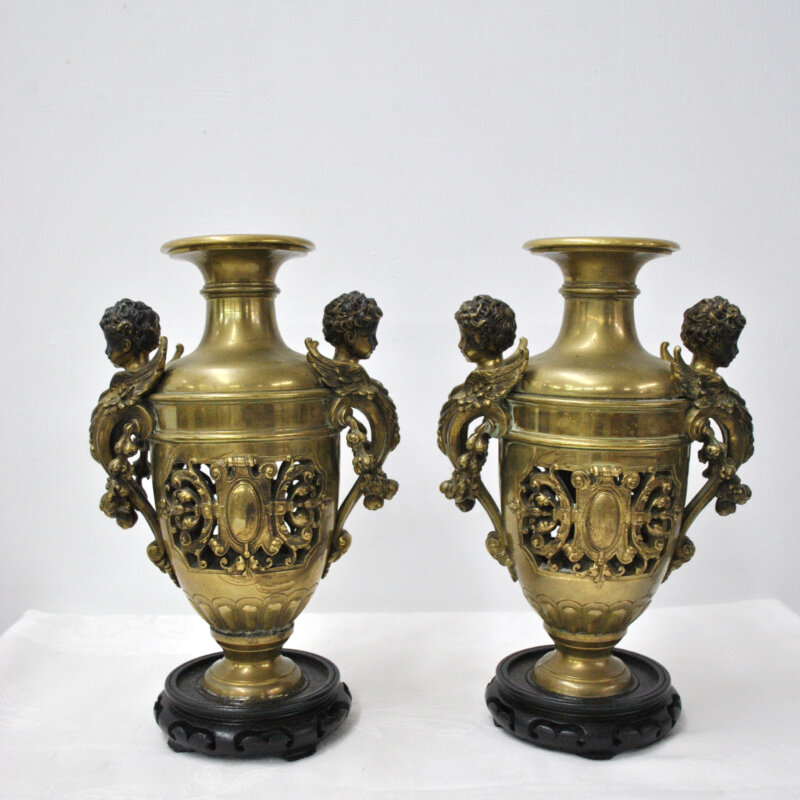 Pareja de jarrones de bronce querubines