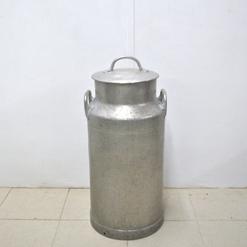 Cántara lechera de metal