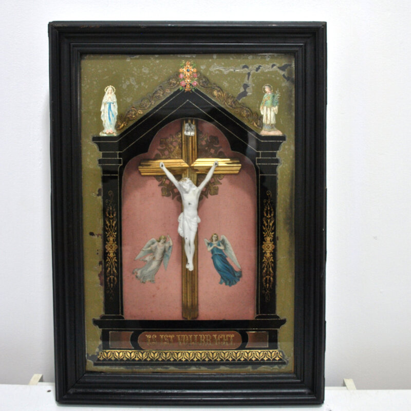 Relicario antiguo con Cristo en biscuit