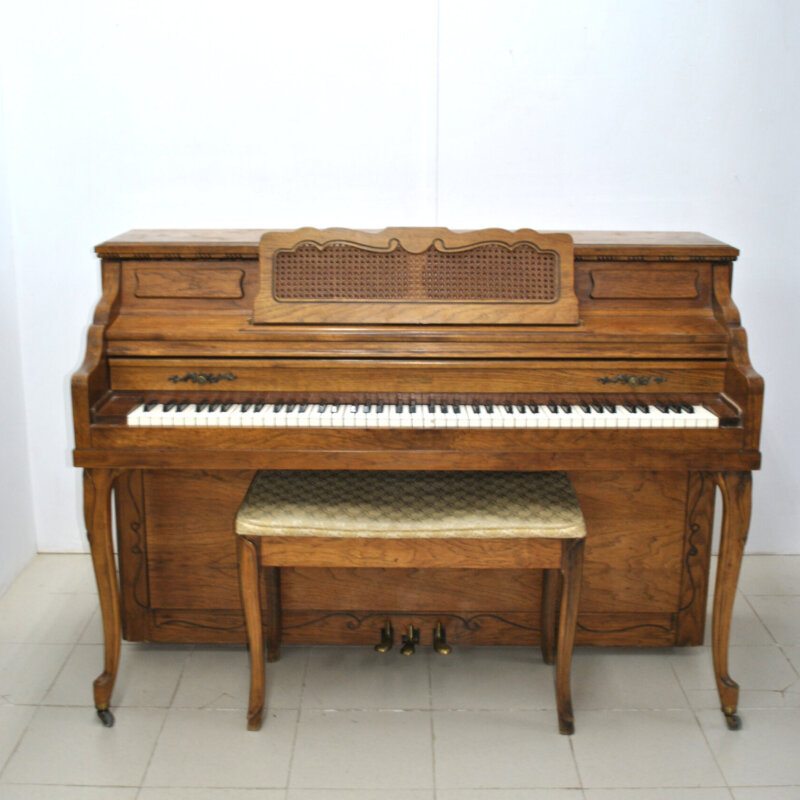 Piano antiguo Winter & Company con banqueta