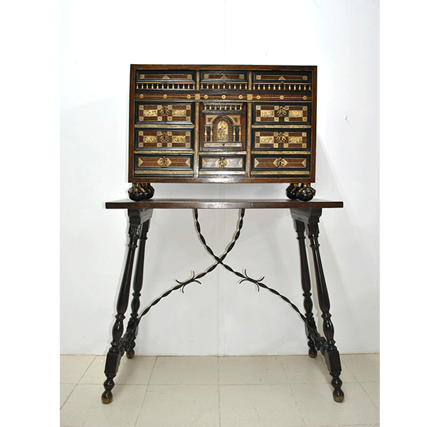 Bargueño antiguo con placas de hueso