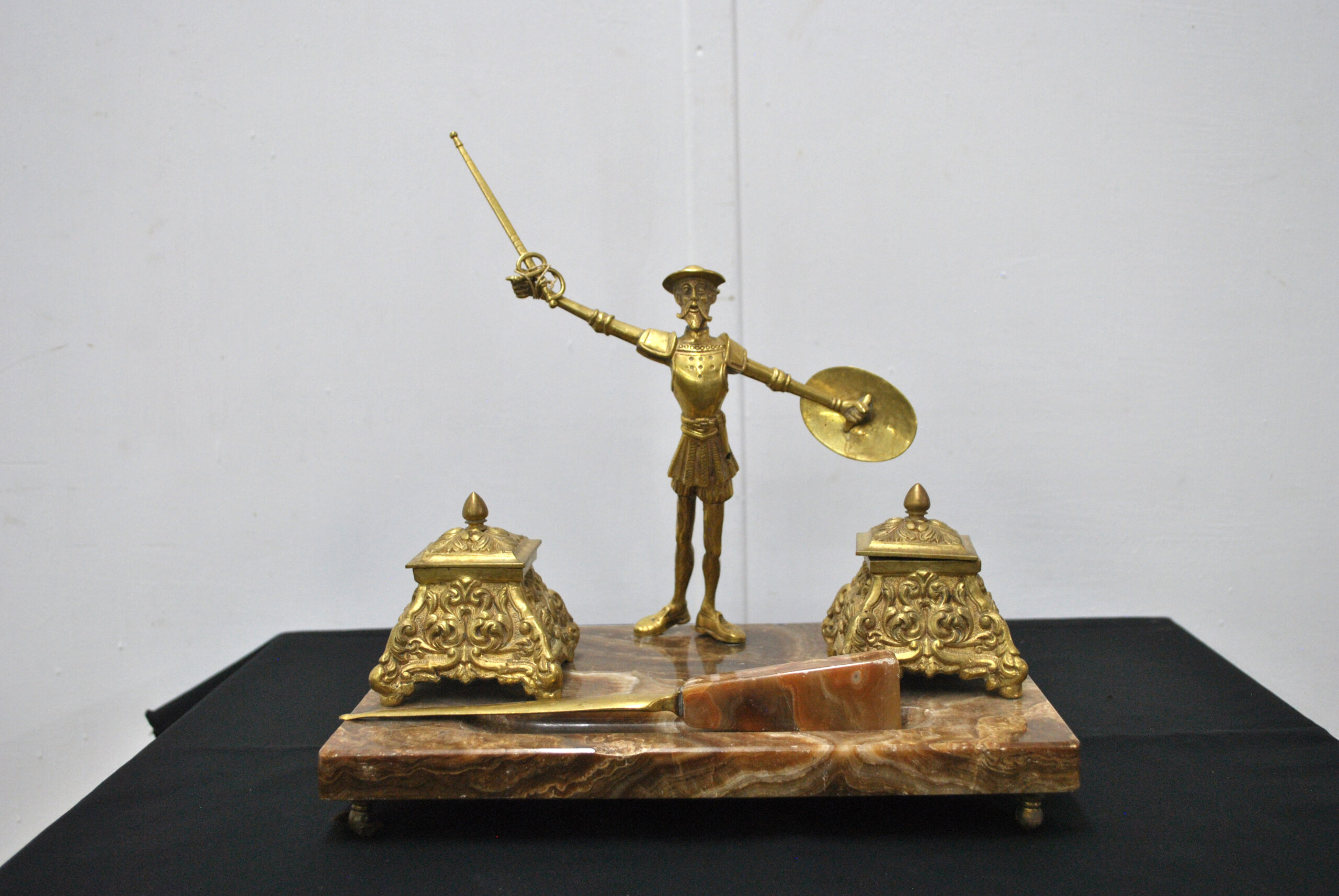 Escribanía de mármol ónix con figura de Don Quijote - Imagen 2