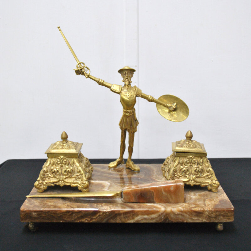 Escribanía de mármol ónix con figura de Don Quijote