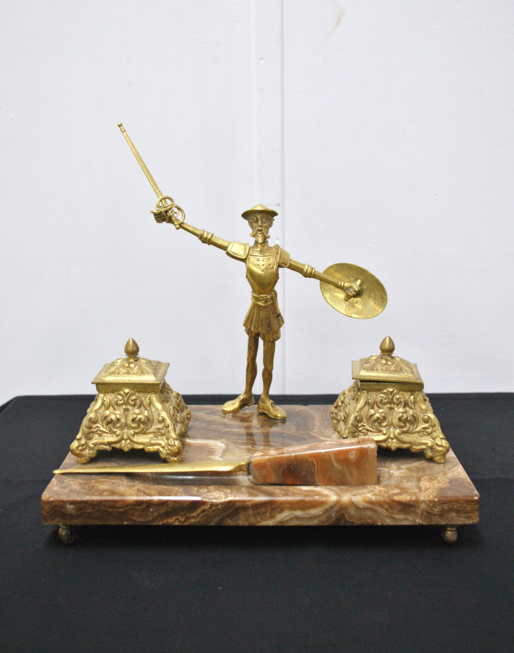Escribanía de mármol ónix con figura de Don Quijote