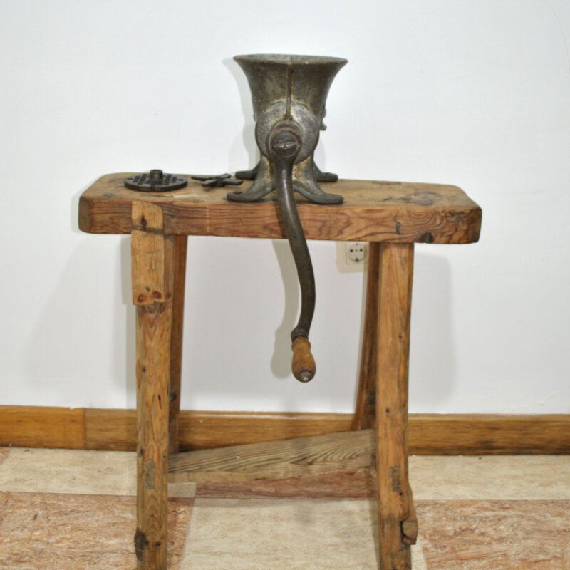 Antigua mesa con picadora de carne de hierro nº 32