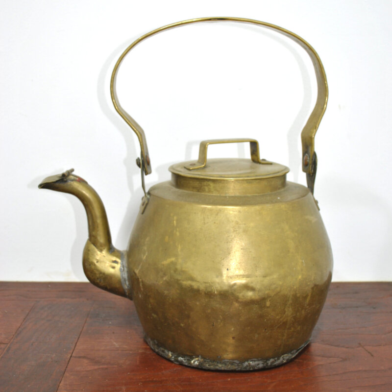Tetera antigua de latón