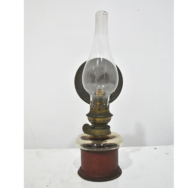 Antiguo quinqué de petróleo con tulipa de cristal