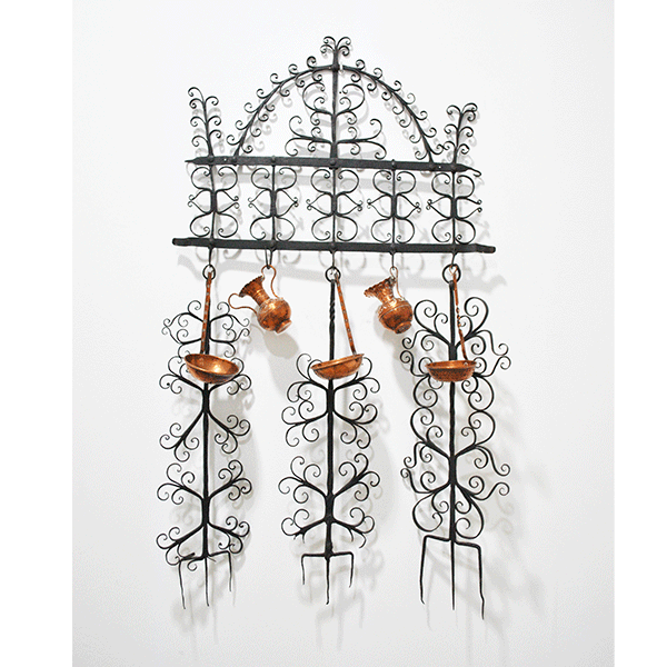 Soporte de forja con cazos de cobre