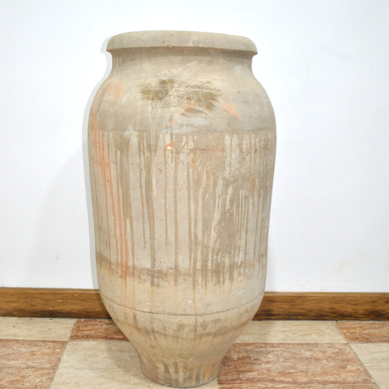 Gran tinaja antigua de barro