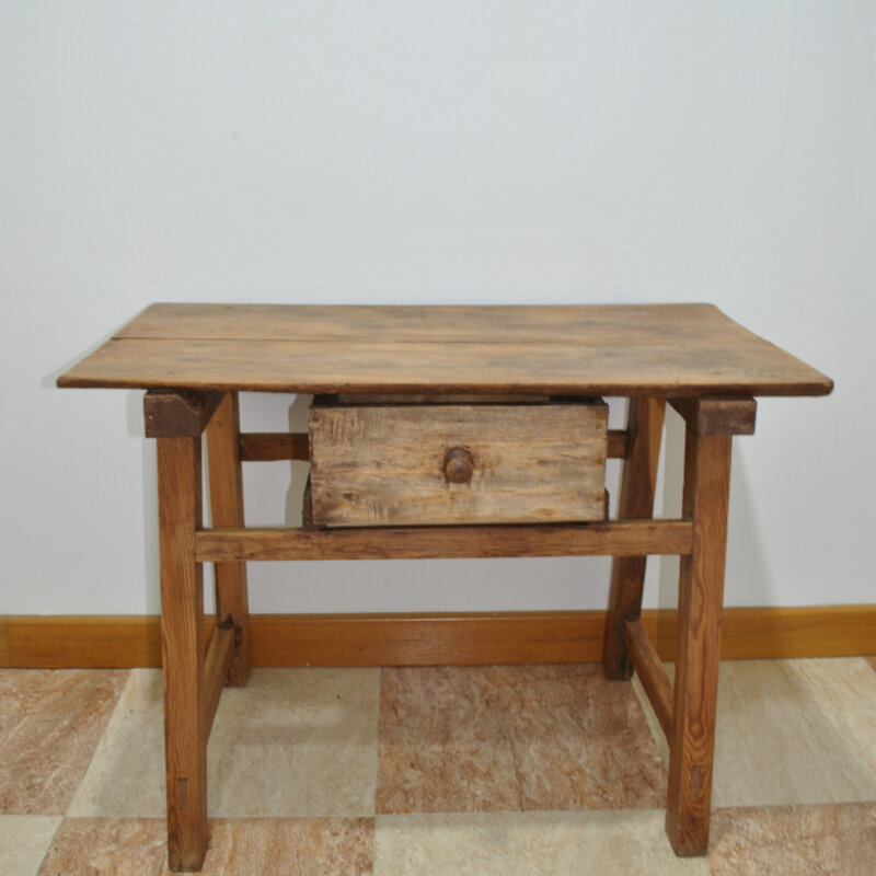 Mesa tocinera antigua con cajón