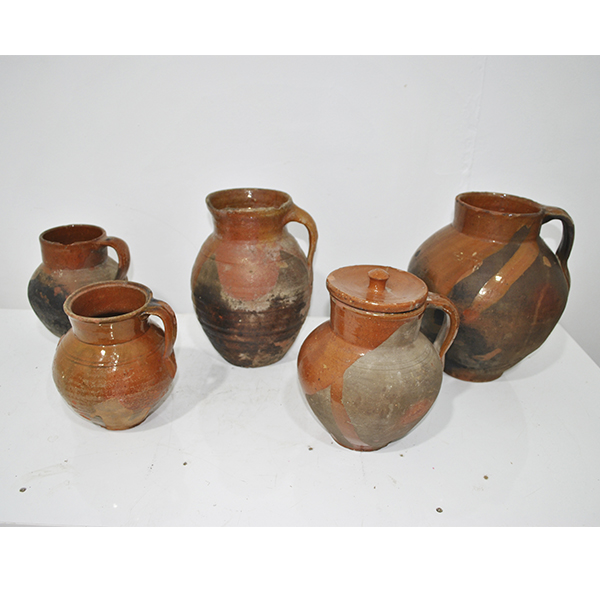 Lote de antiguas jarras y cántaros de barro cocido