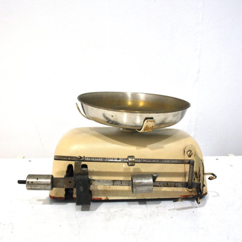 Báscula vintage color crema