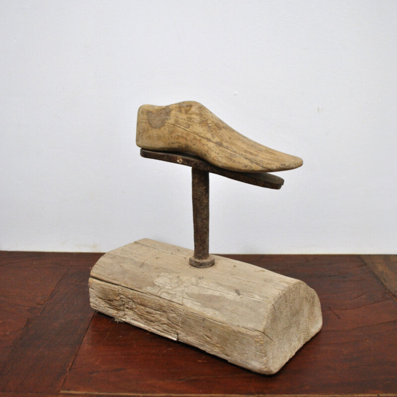 Antigua horma de zapatero de madera y hierro