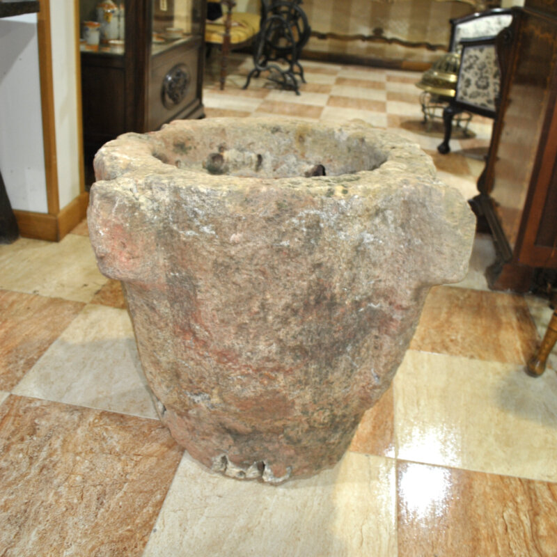 Gran mortero antiguo de piedra tallada