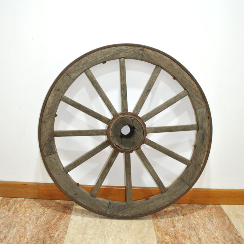 Antigua rueda de carro de madera y hierro