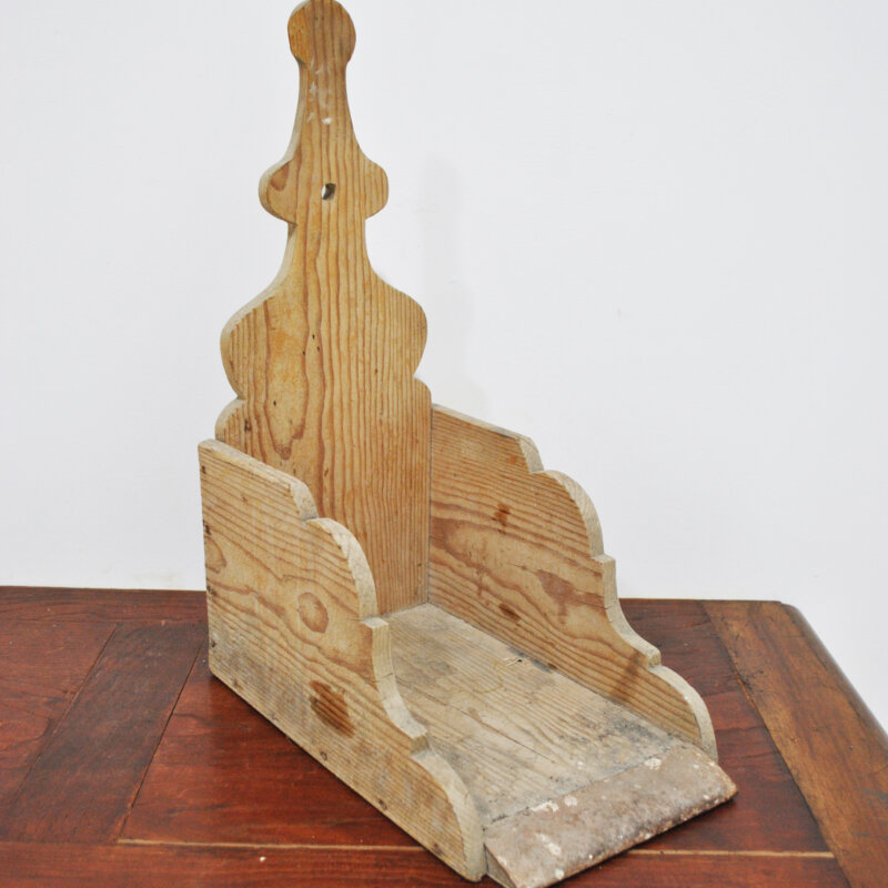 Antiguo recogedor de madera rústico