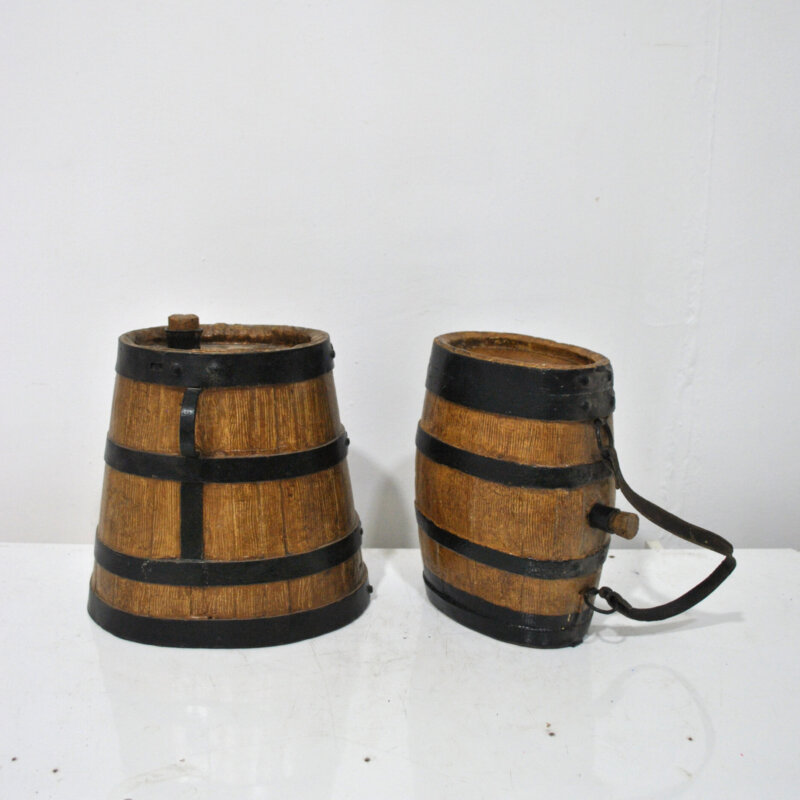 Pareja de pequeños barriles antiguos de madera