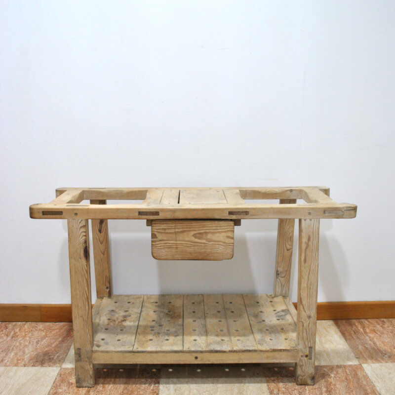 Fregadero antiguo rústico de madera
