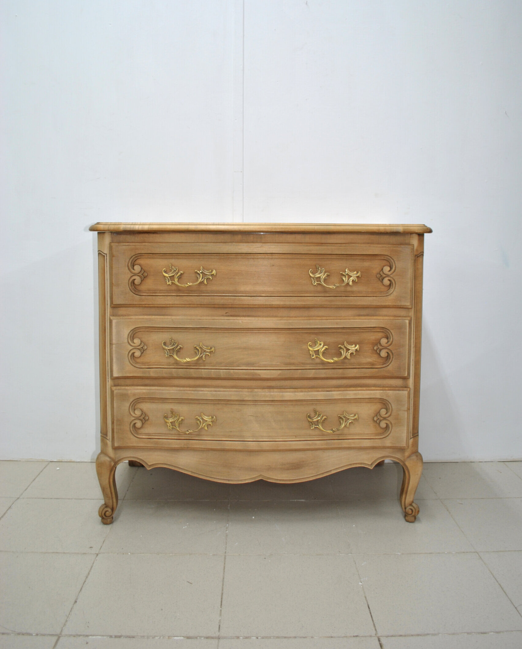 Cómoda antigua madera lavada