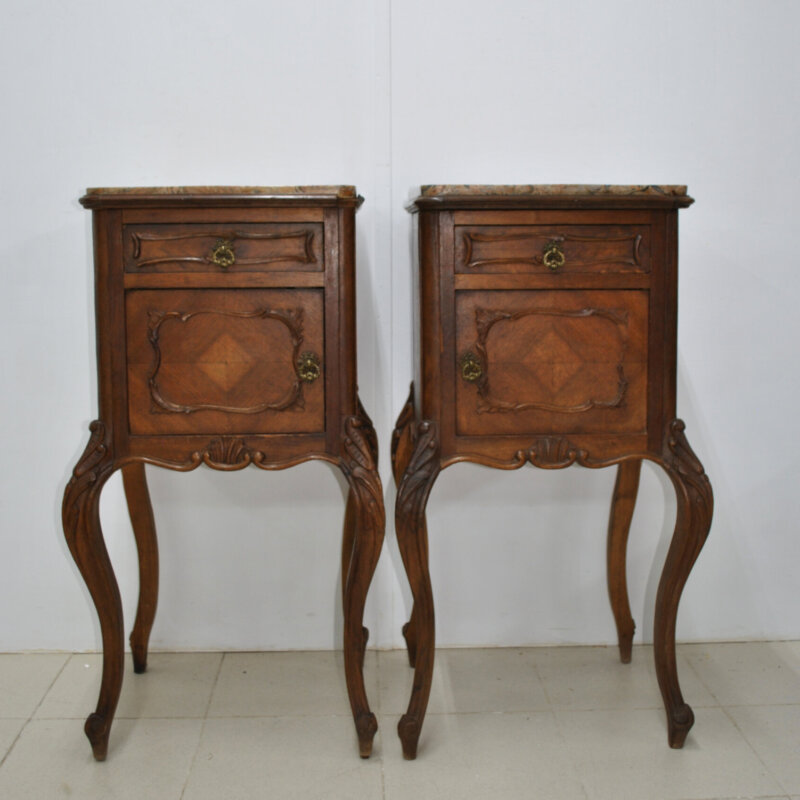 Pareja de mesitas Luis XV madera nogal