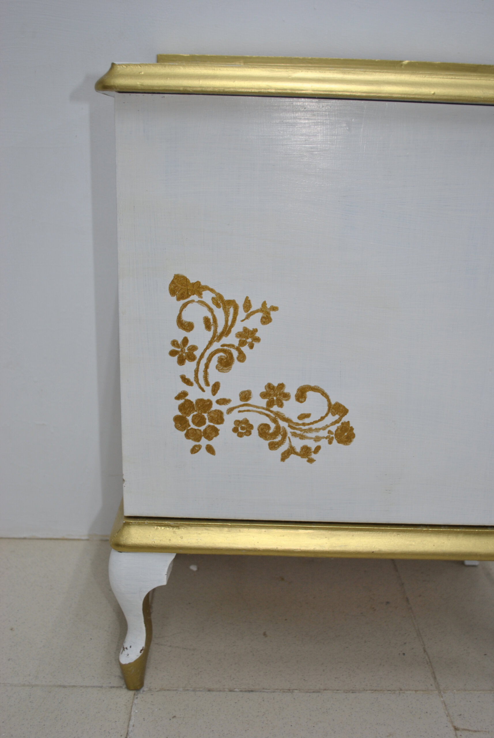 Mesita vintage blanca y dorada pintada - Imagen 4